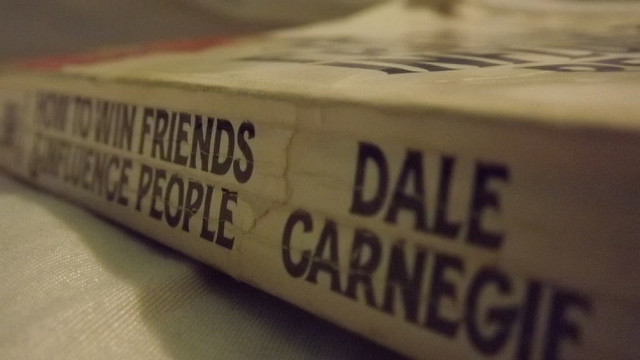 How to Win Friends and Influence (Dale Carnegie)